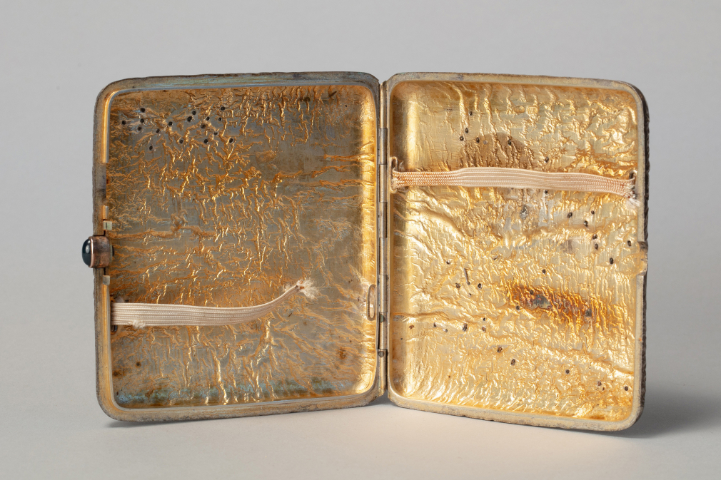 Серебряный портсигар Самородок с золотыми накладками 112-16